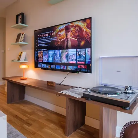 Diamond Boutique 1Br Apartment - City Center & Free Parking *